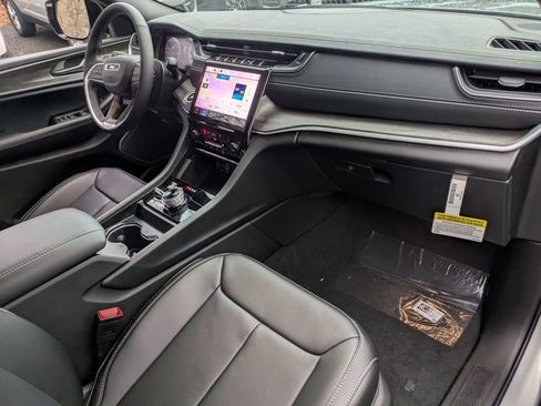 New 2025 Jeep Grand Cherokee L Limited w/ Luxury Tech Group II image 32