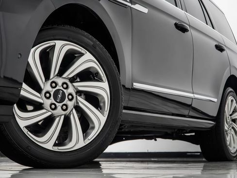 Used 2024 Lincoln Navigator Premiere AWD/4WD image 3