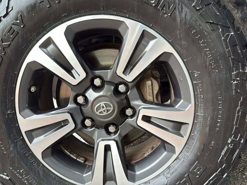 Used 2017 Toyota Tacoma TRD Sport w/ Tow Package (A/T) image 24