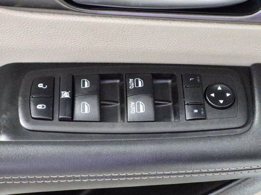 Used 2024 Chrysler Pacifica Touring-L FWD image 16