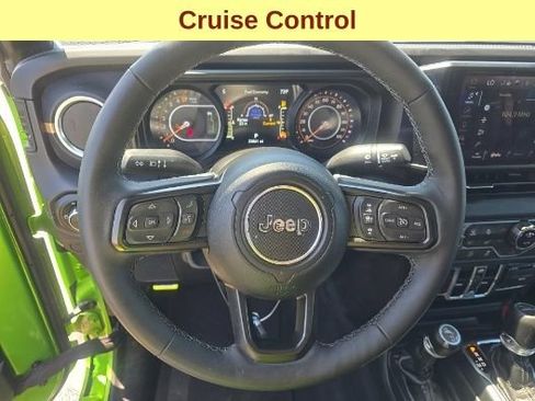 Used 2025 Jeep Gladiator Overland AWD/4WD image 11