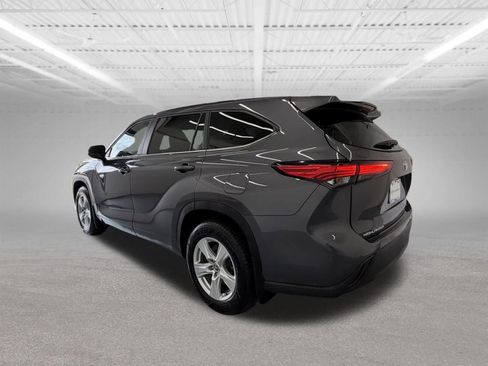 Used 2023 Toyota Highlander LE AWD/4WD image 3