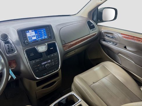 Used 2012 Chrysler Town & Country Touring w/ Entertainment Group #1 FWD image 21