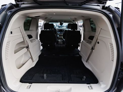 Used 2023 Chrysler Voyager LX FWD image 8
