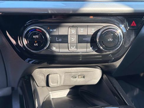 Used 2026 Chevrolet Trax LT w/ Sunroof Package FWD image 25
