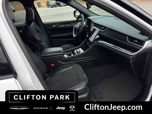 Used 2023 Jeep Grand Cherokee Altitude image 16