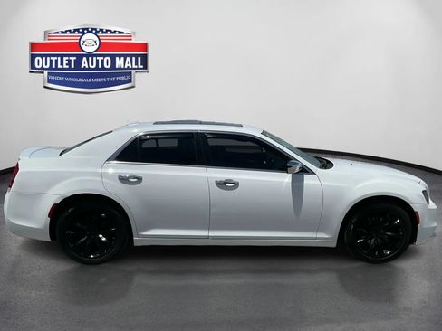 Used 2017 Chrysler 300 C RWD image 2