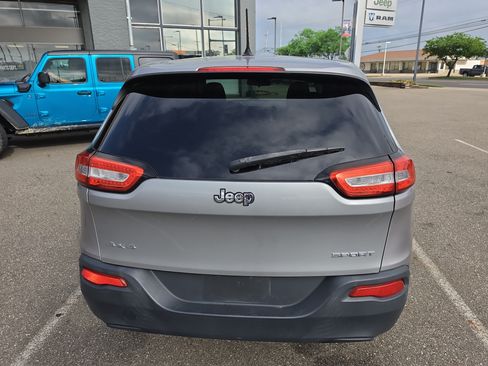 Used 2017 Jeep Cherokee Sport AWD/4WD image 4