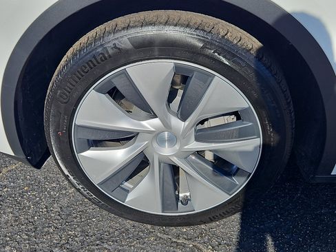 Used 2022 Tesla Model Y Long Range image 27