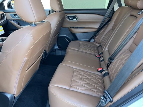 Used 2025 Nissan Rogue Platinum w/ Tech Package image 13