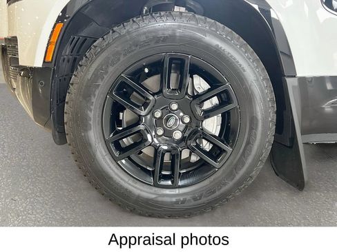 Used 2025 Land Rover Defender 90 X-Dynamic SE AWD/4WD image 33