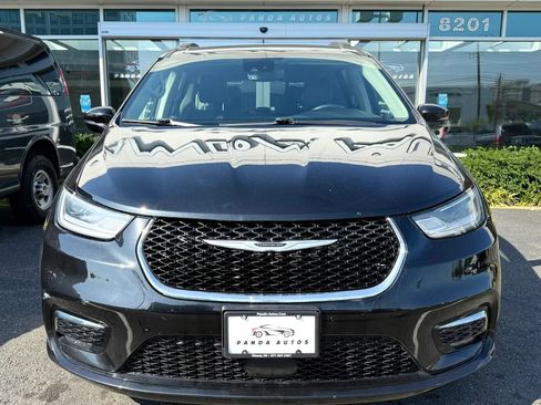 Used 2022 Chrysler Pacifica Touring-L FWD image 2