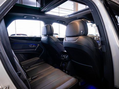Used 2018 Bentley Bentayga image 24