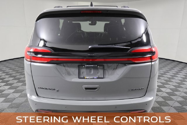 Used 2025 Chrysler Pacifica Limited FWD image 8