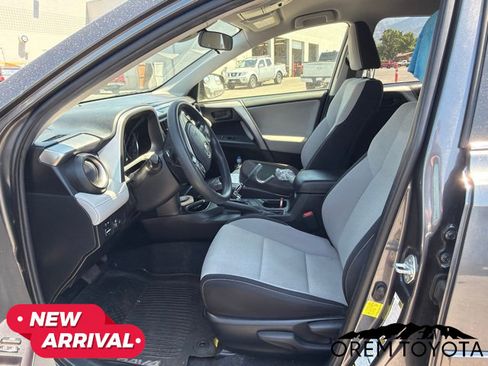 Used 2018 Toyota RAV4 LE AWD/4WD image 10