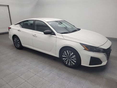 Used 2025 Nissan Altima 2.5 SV FWD image 11