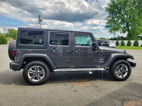Used 2016 Jeep Wrangler Unlimited Sahara w/ Dual Top Group AWD/4WD image 17