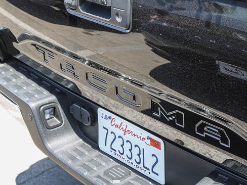 Used 2018 Toyota Tacoma SR5 RWD image 16