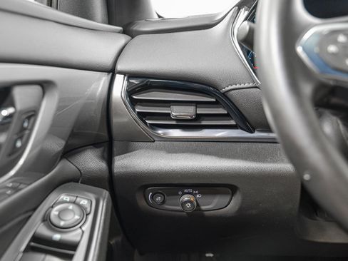 Used 2023 Chevrolet Traverse LT w/ Rear Camera Mirror Package image 18