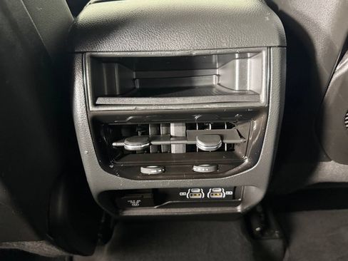 Used 2025 Jeep Grand Cherokee Altitude AWD/4WD image 15