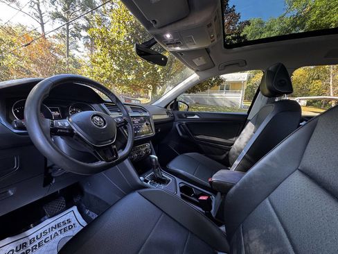 Used 2021 Volkswagen Tiguan SE w/ Panoramic Sunroof Package image 11