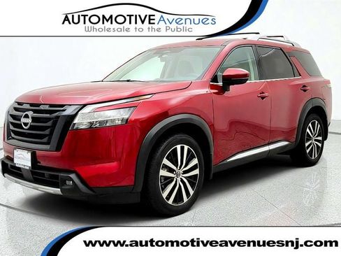 Used 2024 Nissan Pathfinder Platinum w/ Black Appearance Package AWD/4WD image 1