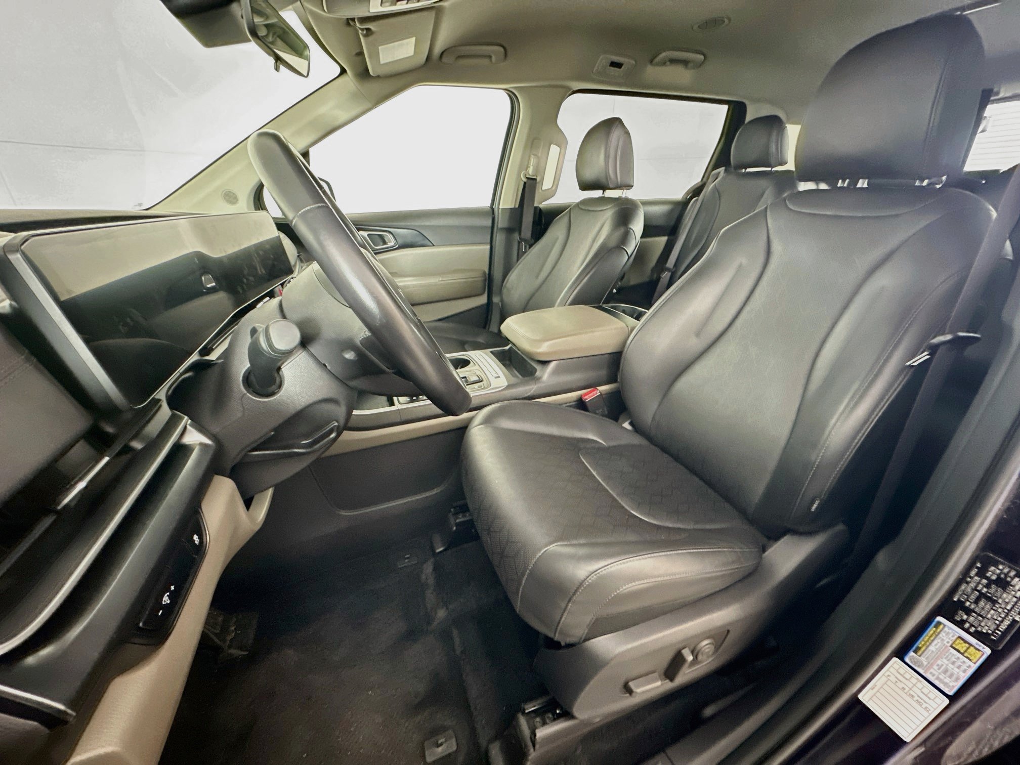 Used 2025 Kia Carnival FWD image 13