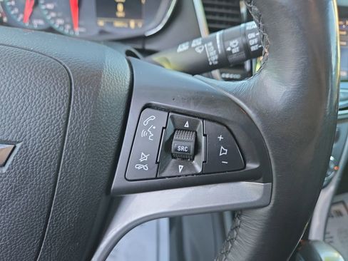 Used 2022 Chevrolet Trax LT w/ LT Convenience Package image 19