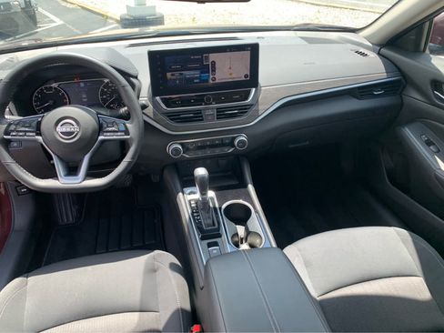 Used 2024 Nissan Altima 2.5 SV w/ SV Premium Package AWD/4WD image 10