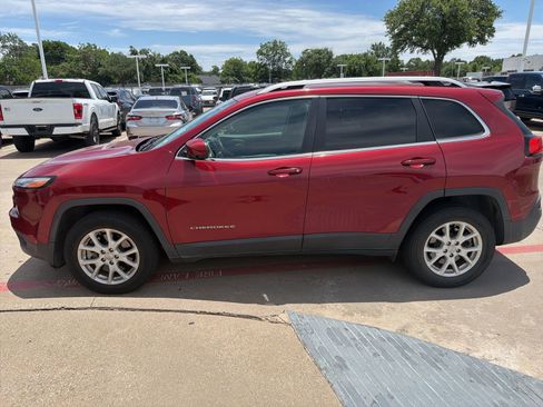 Used 2017 Jeep Cherokee Latitude w/ Safety/Convenience Group AWD/4WD image 5