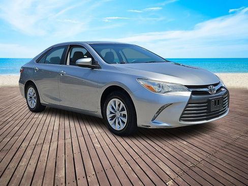 Used 2017 Toyota Camry LE FWD image 3