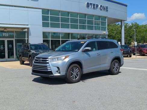 Used 2018 Toyota Highlander XLE FWD image 2