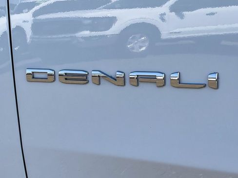 Used 2025 GMC Yukon Denali w/ Sun & Power Step Package AWD/4WD image 13