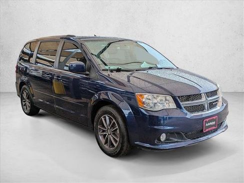 Used 2017 Dodge Grand Caravan SXT image 3
