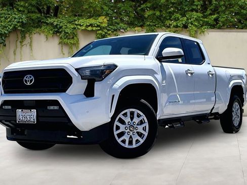 Certified 2025 Toyota Tacoma SR5 w/ SR5 Upgrade Package AWD/4WD image 3