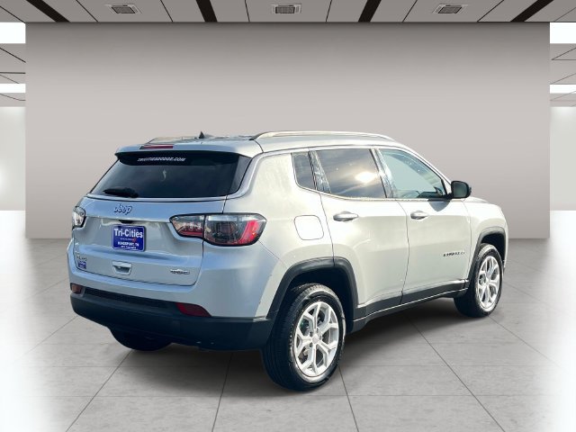 Used 2024 Jeep Compass Latitude AWD/4WD image 3