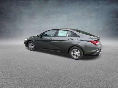 Used 2025 Hyundai Elantra SE image 16