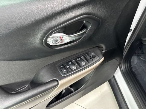 Used 2018 Jeep Cherokee Latitude w/ Safety Group AWD/4WD image 8