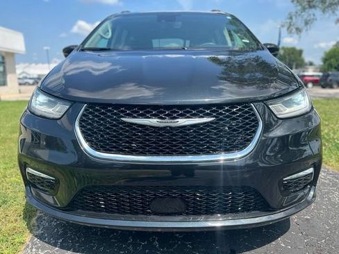 Used 2022 Chrysler Pacifica Touring-L FWD image 3