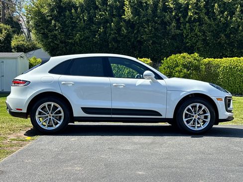 Certified 2025 Porsche Macan AWD/4WD image 9