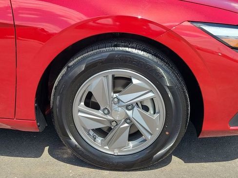 Used 2025 Hyundai Elantra SE FWD image 5