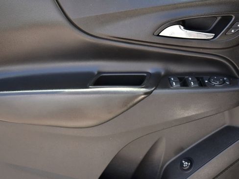 Used 2021 Chevrolet Equinox LT w/ Driver Convenience Package image 9