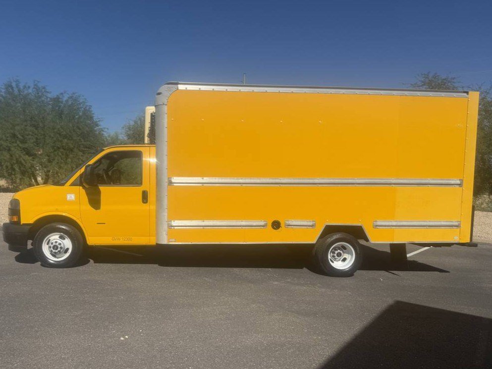Used 2018 GMC Savana 3500 Extended w/ Driver Convenience Package RWD image 2