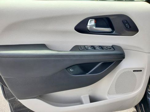 Used 2020 Chrysler Pacifica Limited FWD image 20