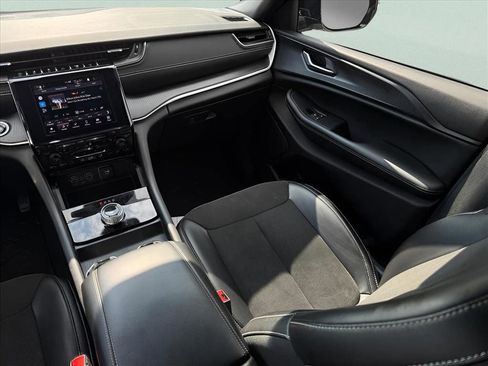 Used 2023 Jeep Grand Cherokee Altitude image 15