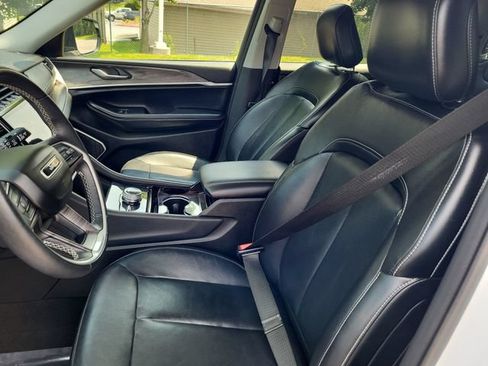 Used 2021 Jeep Grand Cherokee L Limited AWD/4WD image 12
