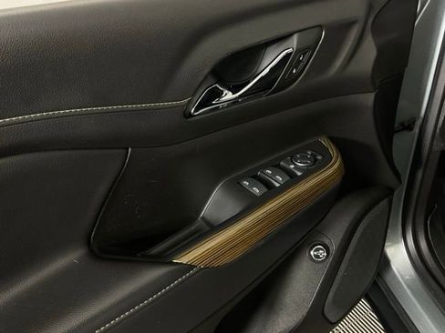 Used 2023 GMC Acadia SLE w/ Driver Convenience Package image 30