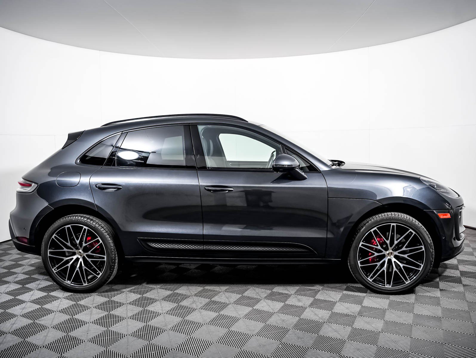 Certified 2023 Porsche Macan S AWD/4WD image 9