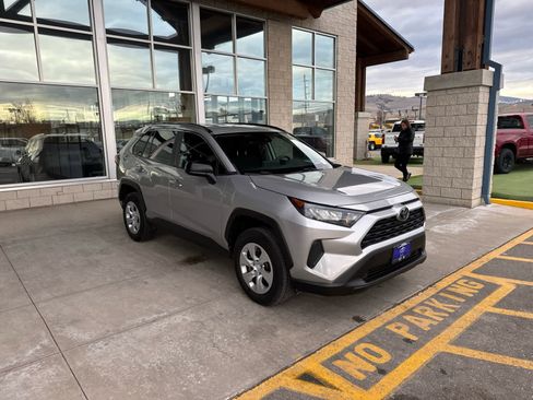 Used 2021 Toyota RAV4 LE image 3
