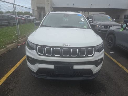 Used 2022 Jeep Compass Latitude w/ Sun and Sound Group AWD/4WD image 2